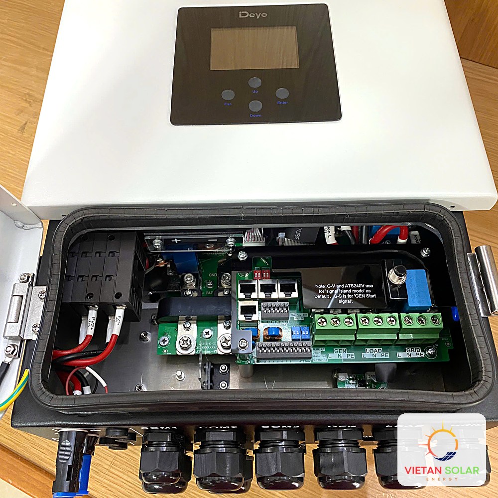 Khoang đấu dây bên trong biến tần – Deye 8kW